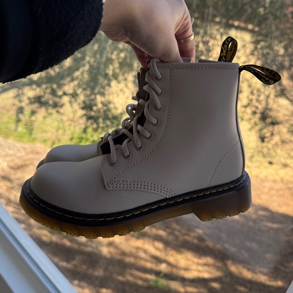 Dr martens tan/sandy boots 1y - Picture 3 of 6